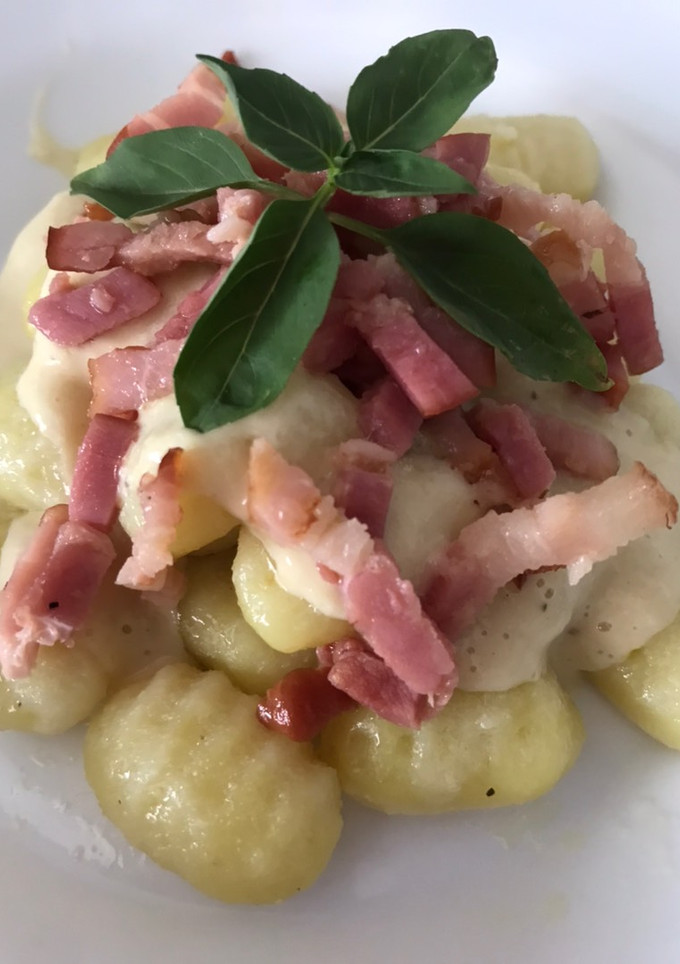 Una foto de Gnocchi con salsa de quesos y bacon..😋