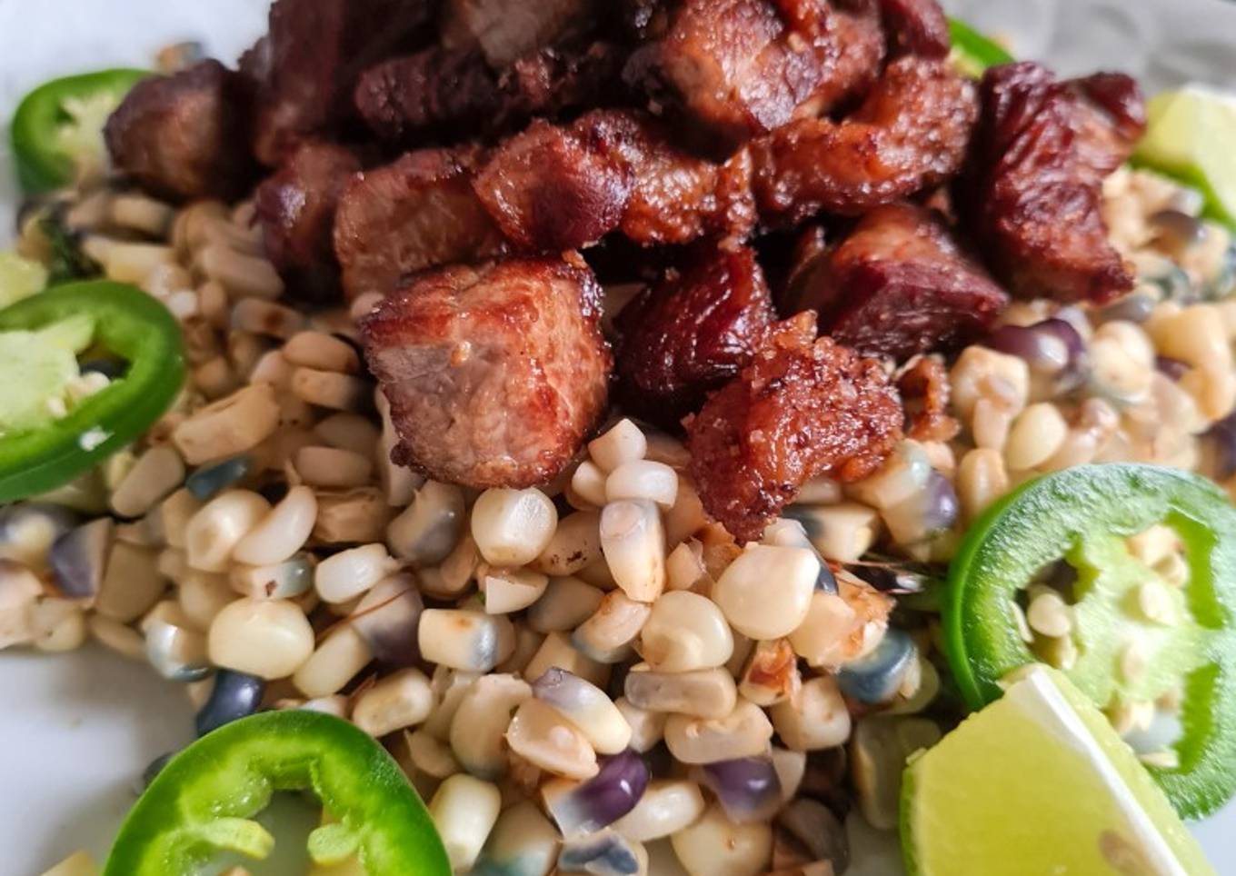 Esquites de comal con chicharrón de New York steak