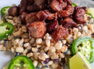 Una foto de Esquites de comal con chicharrón de New York steak