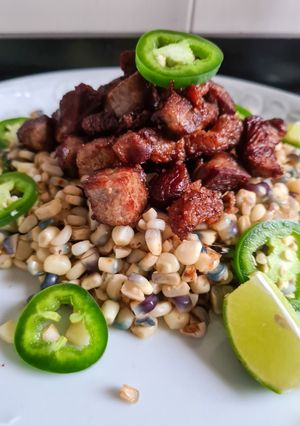 Una foto de Esquites de comal con chicharrón de New York steak