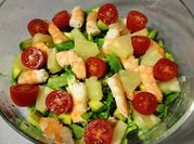 Una foto de ensalada con langostino y lima