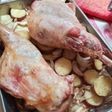 Espaldilla y pierna de cordero asadas con papas panaderas
