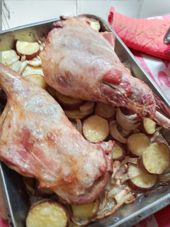 Una foto de Espaldilla y pierna de cordero asadas con papas panaderas