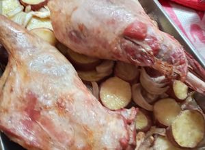 Una foto de Espaldilla y pierna de cordero asadas con papas panaderas