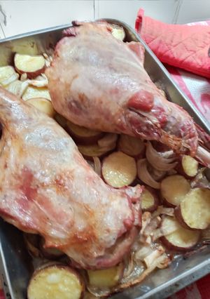 Una foto de Espaldilla y pierna de cordero asadas con papas panaderas