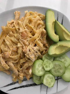 Una foto de Nido de pasta con pollo y gambas 🍤 🍗 🍝