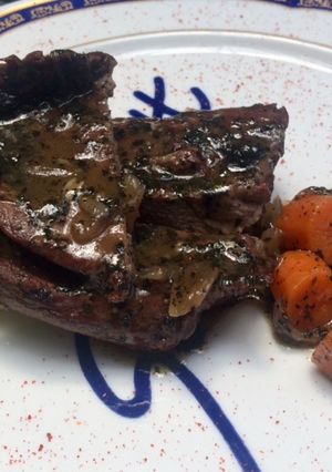 Una foto de Churrasco de cordero en reducción de menta y tanat sobre humus