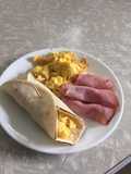 Rollito de huevo con queso. Con jamón ahumado