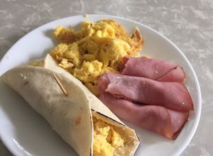 Una foto de Rollito de huevo con queso. Con jamón ahumado