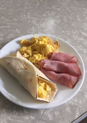 Una foto de Rollito de huevo con queso. Con jamón ahumado
