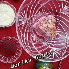 A picture of Strawberry fruit cake with rice kheer frosting.