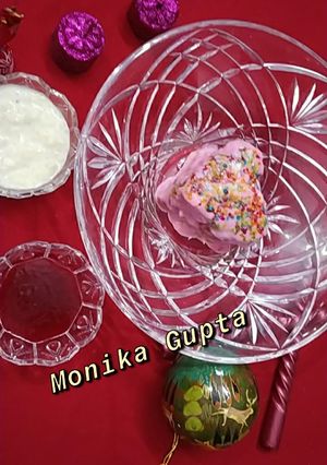 A picture of Strawberry fruit cake with rice kheer frosting.