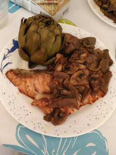 Una foto de Salmón a la plancha con setas en salsa de soja y alcachofas