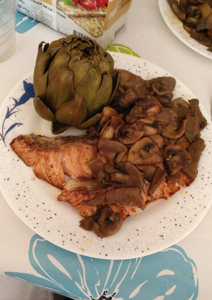 Una foto de Salmón a la plancha con setas en salsa de soja y alcachofas