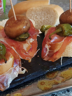 Una foto de Montadito de Jamón Serrano, Pimiento del Padrón y Champiñón