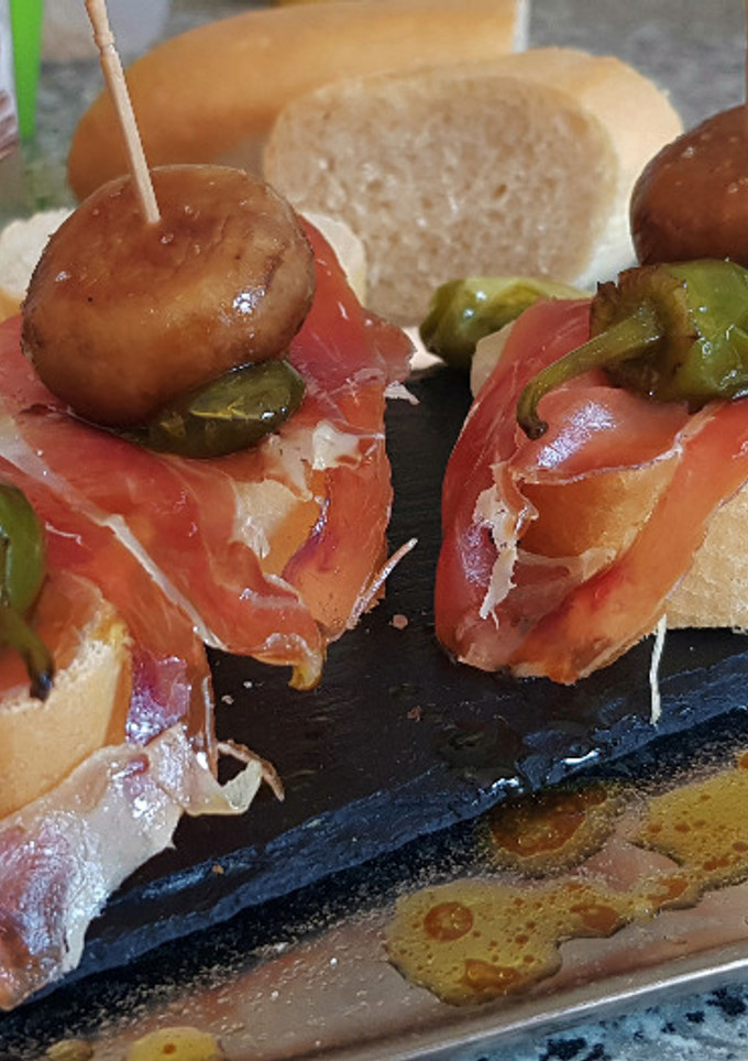 Una foto de Montadito de Jamón Serrano, Pimiento del Padrón y Champiñón