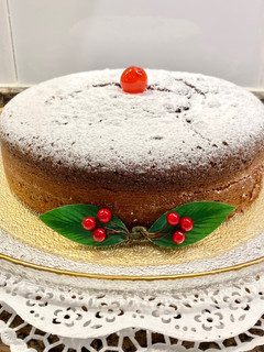Una foto de Pastel de Navidad con nata, chocolate y cerezas confitadas “sin gluten”