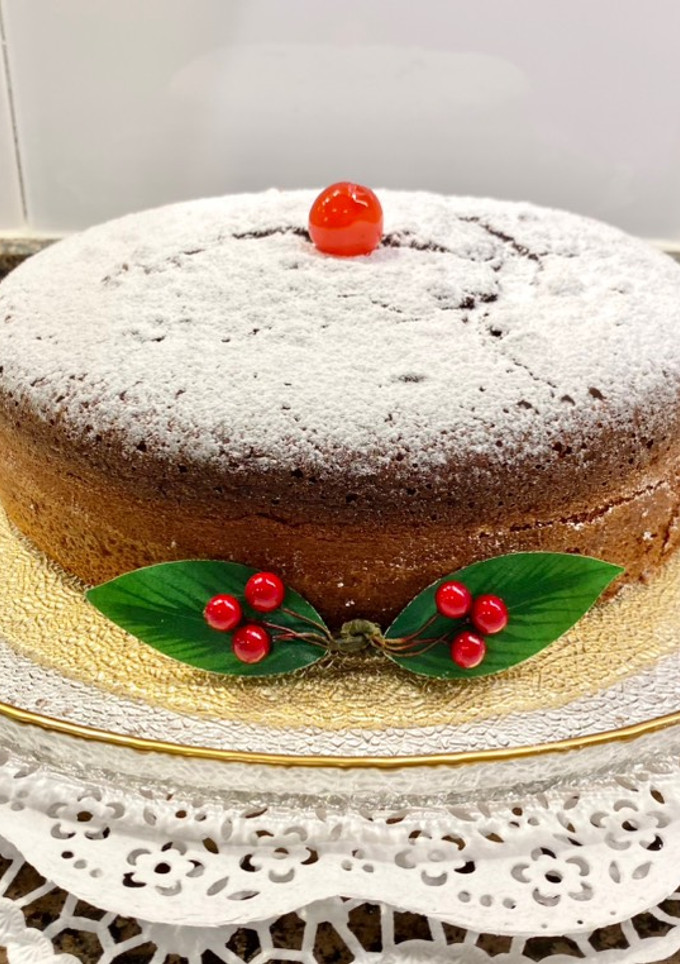 Una foto de Pastel de Navidad con nata, chocolate y cerezas confitadas “sin gluten”