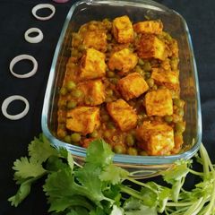 A picture of Matar Paneer.