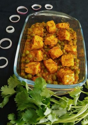 A picture of Matar Paneer.