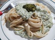 Una foto de brócoli con salsa bechamel