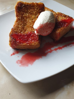 Una foto de Torrijas y quenelle de queso mascarpone