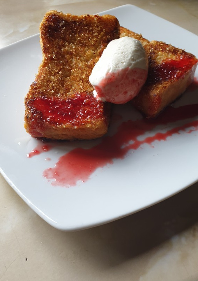 Una foto de Torrijas y quenelle de queso mascarpone