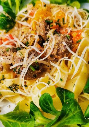 Zdjęcie przepisu Makaron tagiatelle z klopsikami wołowymi w sosie śmietanowym.