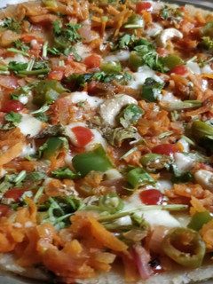 ரவை வெஜிடபிள் பீட்சா (Rava Pizza Recipe in Tamil) செய்முறை முக்கிய புகைப்படம்
