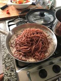 Una foto de Linguini al Barolo con jamón de jabugo y boletus