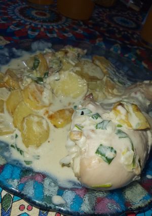 Una foto de Pollo con papas a la crema🤤🤤