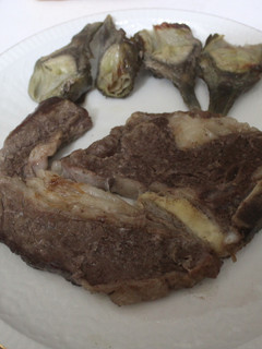 Una foto de Chuletón con alcachofas para compartir
