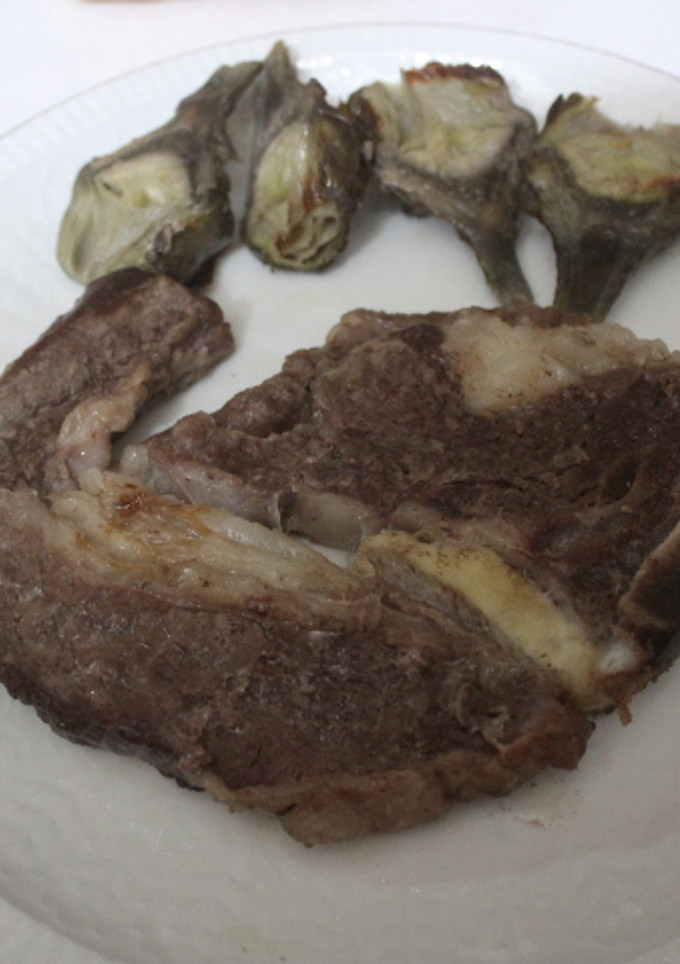 Una foto de Chuletón con alcachofas para compartir