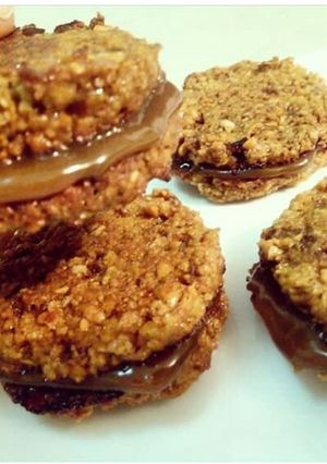 Una foto de Alfajores con tapitas de cereal ❤