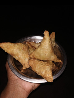 உருளைக்கிழங்கு சமோசா (Urulaikilanku samosa recipe in tamil) செய்முறை முக்கிய புகைப்படம்
