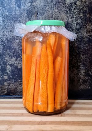 Una foto de Fermentado de zanahorias 🥕 Conserva saludable de palitos de zanahoria, llena de probióticos 🦠 🦠