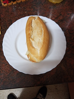 Una foto de Bocadillo de pechuga empanada, tomate y queso