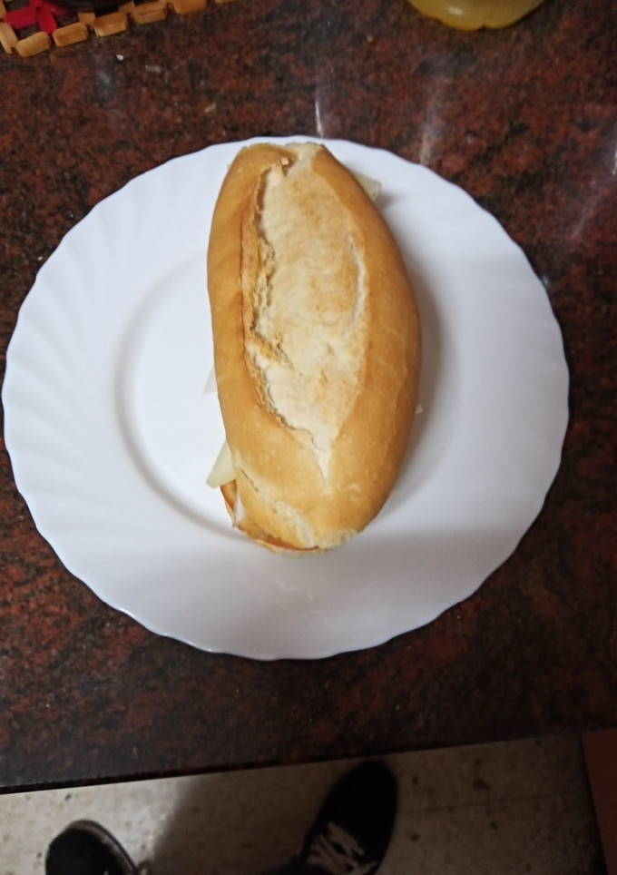 Una foto de Bocadillo de pechuga empanada, tomate y queso