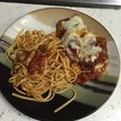 Pollo apanado con queso y salsa picante