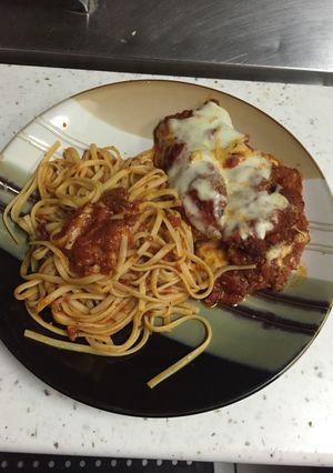 Una foto de Pollo apanado con queso y salsa picante