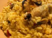 Una foto de risotto mariscos