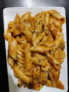 रेड सॉस पास्ता(Red sauce pasta recipe in Hindi) रेसिपी मुख्य फोटो