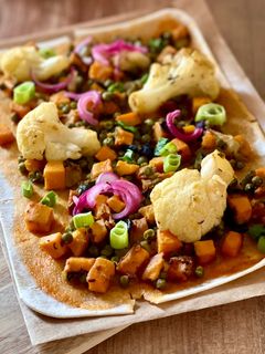 Flammkuchen mit geröstetem Blumenkohl, Süßkartoffeln und pinken Zwiebeln Rezepthauptbild