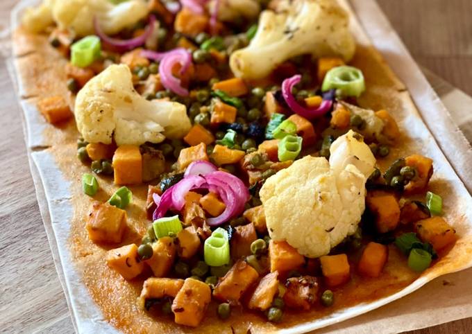 Flammkuchen mit geröstetem Blumenkohl, Süßkartoffeln und pinken Zwiebeln