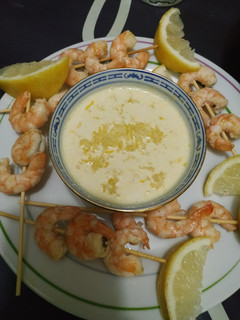 Una foto de Langostinos con salsa de yogurt