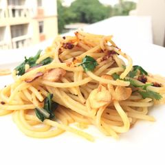 A picture of Spaghetti Olio E Aglio With Chili Garlic.