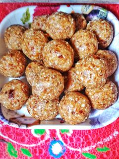 खजूर ड्रायफ्रूट्स लाडू (khajur dry fruits ladoo recipe in marathi) रेसिपी चे मुख्य फोटो 