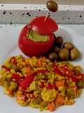 Arroz con verduras y tomates rellenos de guacamole con aceitunas