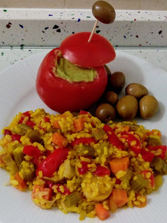 Una foto de Arroz con verduras y tomates rellenos de guacamole con aceitunas