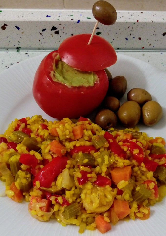 Una foto de Arroz con verduras y tomates rellenos de guacamole con aceitunas